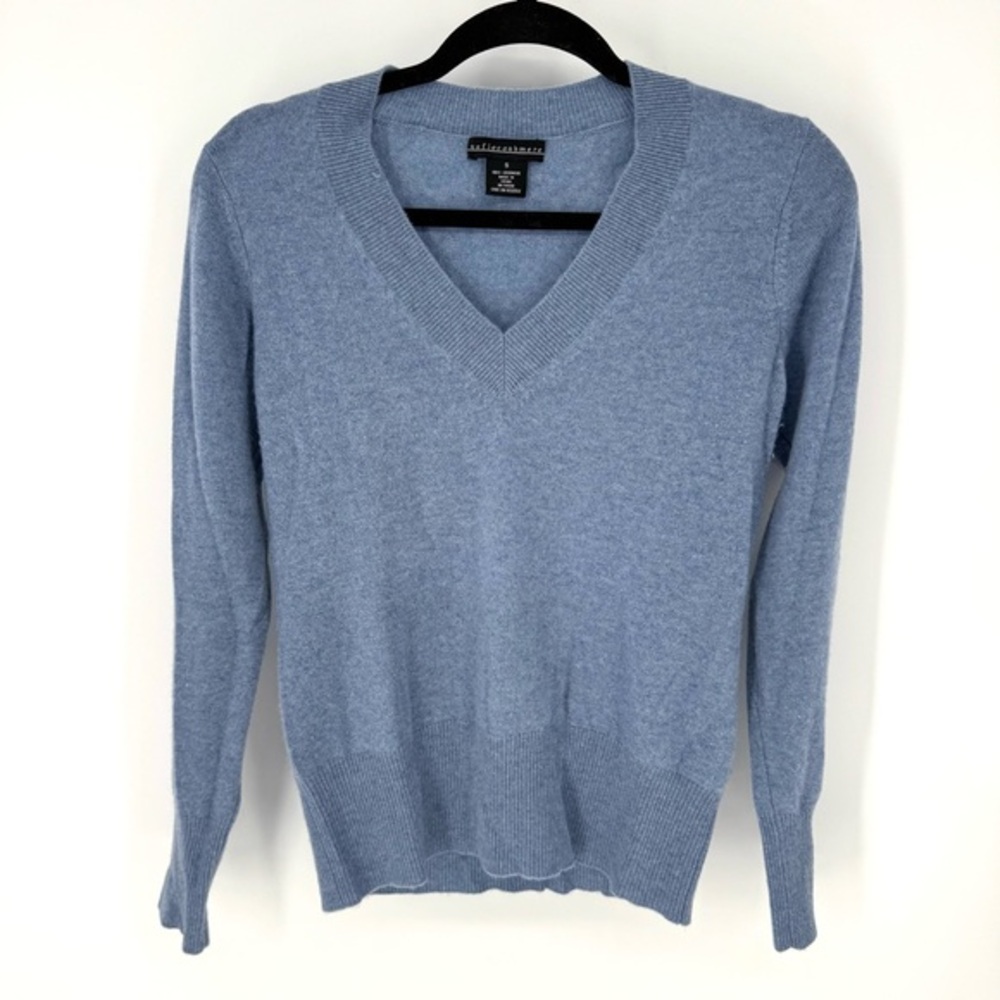 Sofia Cashmere 100% cashmere quiet luxury Blue V-Neck Sweater